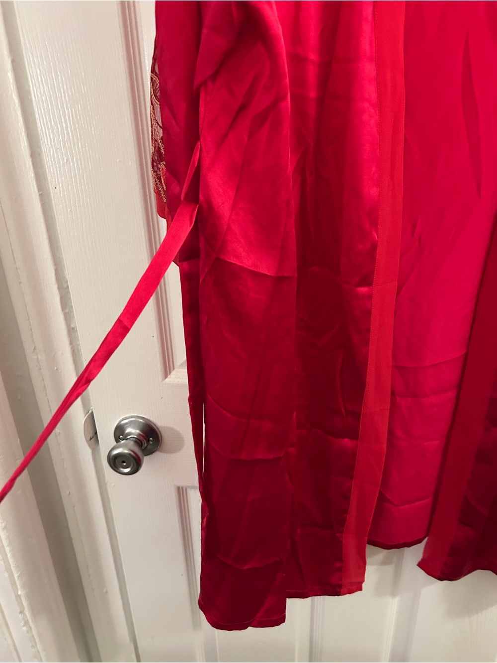 Red silk robe - Picture 5 of 10